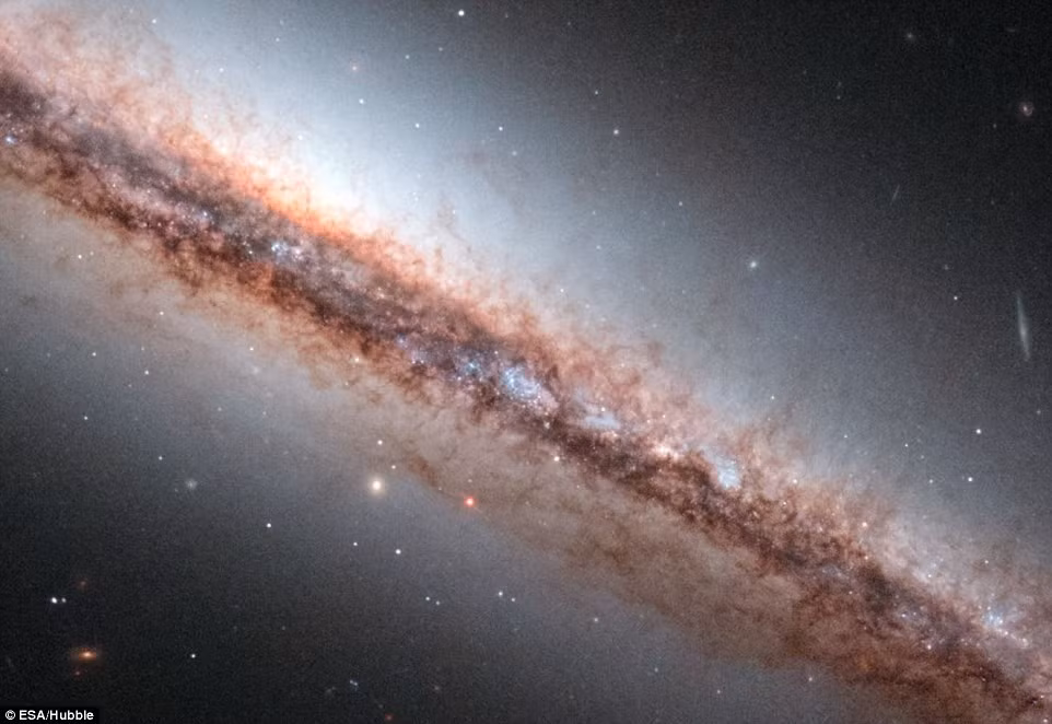 Bụi: Kính Hubble đã chụp được góc nhìn cận cảnh về một thiên hà xoắn ốc cách 60 triệu năm ánh sáng. Nhìn từ bức ảnh này, nó giống như một đường viền hoàn hảo với cấu trúc bụi hai chiều. Các mô hình khí và bụi ở bên trên và mặt phẳng thiên hà ở bên dưới.