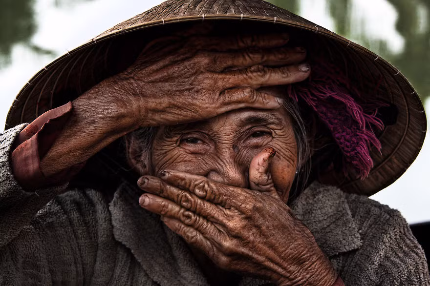 Hình ảnh đã đưa cuộc sống của cụ Bùi Thị Xong và nhiếp ảnh gia người Pháp sang một trang mới.