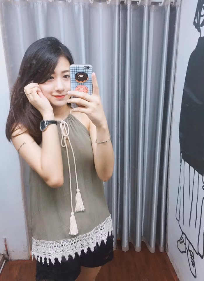 Trang Lou Trang Lou - cô em gái xinh đẹp của Huyme có mối tình kéo dài 5 năm với Tùng Sơn. Trang Lou bằng tuổi Nam Thương, đều sinh năm 1995. Trang Lou và Tùng Sơn có quãng thời gian bên nhau khá dài, cùng nhau đi học, đi làm, và trở thành người "vừa là bạn, vừa là người yêu, là nơi có thể kể hết với nhau mọi chuyện" nên cả hai quyết định kết hôn vào tháng 12/2015 đã nhận được rất nhiều lời chúc mừng.