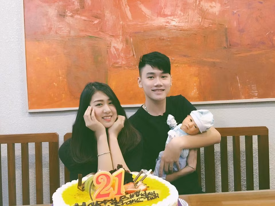 Trang Lou mừng sinh nhật tuổi 21 bên chồng và con trai đáng yêu.