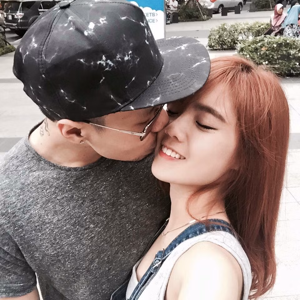 Gần đây trên trang cá nhân của mình Lâm Á Hân liên tục đăng tải tâm trạng buồn bã, sầu não đồng thời hình ảnh bên Phạm Hồng Hải trước đây cô cũng ẩn đi khiến mọi người rộn nghi án hôn nhân của cô đang có vấn đề. Tuy nhiên, sau đó Lâm Á Hân có để lại hình ảnh của Hồng Hải với con trai và nhận được nhiều lời động viên của mọi người.
