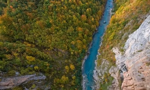 Vực Tara, gần Zabljak, Montenegro: Cách tốt nhất để khám phá vực này là bằng thuyền, cuối dòng sông là 20 thác nước rất hợp với môn chèo thuyền ca-nô.