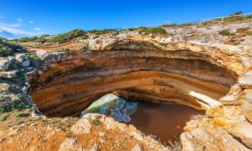 Hang bên bờ biển Benagil, Bồ Đào Nha: Du khách có thể đi bằng thuyền tới đó và các bãi biển nằm lẻ loi khác dọc theo bờ biển Lagoa. Hang Benagil cách bãi biển chính của ngôi làng 150 mét, và chỉ có thể tới bằng đường biển. Nếu biển lặng thì có thể bơi sang đó, một chuyến phiêu lưu sẽ không thể nào quên.