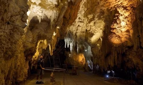 Hang đom đóm Waitomo, Đảo Bắc, New Zealand: Trần hang sáng lấp lánh như những miếng dán tường phản quang trong phòng của một em bé, những con đom đóm trong hang các hang động ở Waitomo được phát hiện hơn 120 năm trước và là một phong cảnh cực kỳ ngoạn mục.