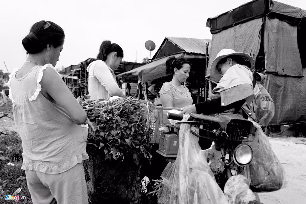 Những xe hàng mang theo thịt, trứng vào xóm nhưng người dân trong xóm Việt kiều này chủ yếu mua rau.