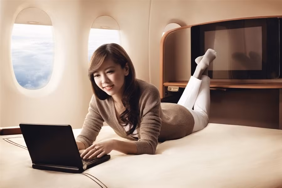 Khoang hạng nhất chất lượng cực tốt với chiếc giường cực lớn để bạn thoải mái nằm nghỉ ngơi trên suốt chặng bay dài.
