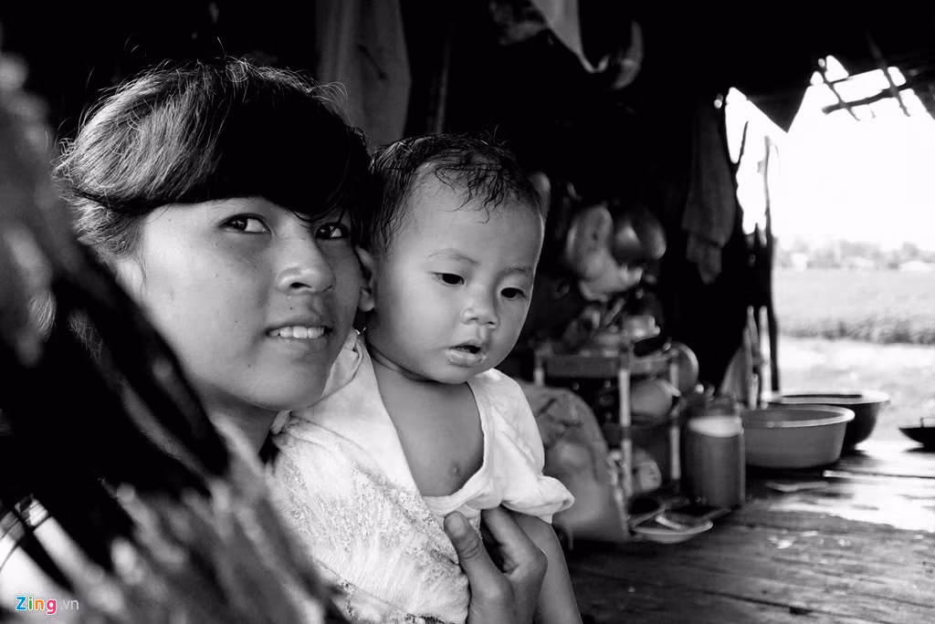 Nhung (13 tuổi) là chị của 2 đứa em nhỏ. Ngày nào mẹ đi làm thì Nhung ở nhà trông em gái 2 tuổi. Ngày nào có thể gửi bé cho bà ngoại, Nhung lại đi làm thuê. Chỉ vài hôm nữa, ngôi nhà Nhung đang ở sẽ bị chủ lấy lại. Gia đình sẽ phải xin ở một cái lán khác. Em cũng đang chờ được gọi đi lột vỏ cây keo ở Đắk Lắk.