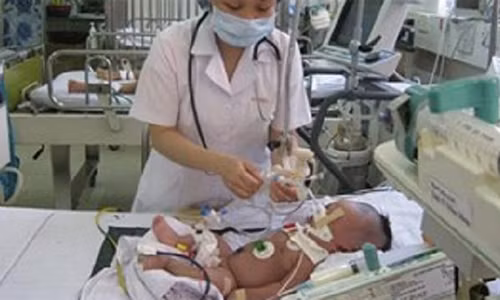 Cắt dây rốn bằng dao lam, bé sơ sinh nhập viện nguy kịch Cat day ron bang dao lam, be so sinh nhap vien nguy kich