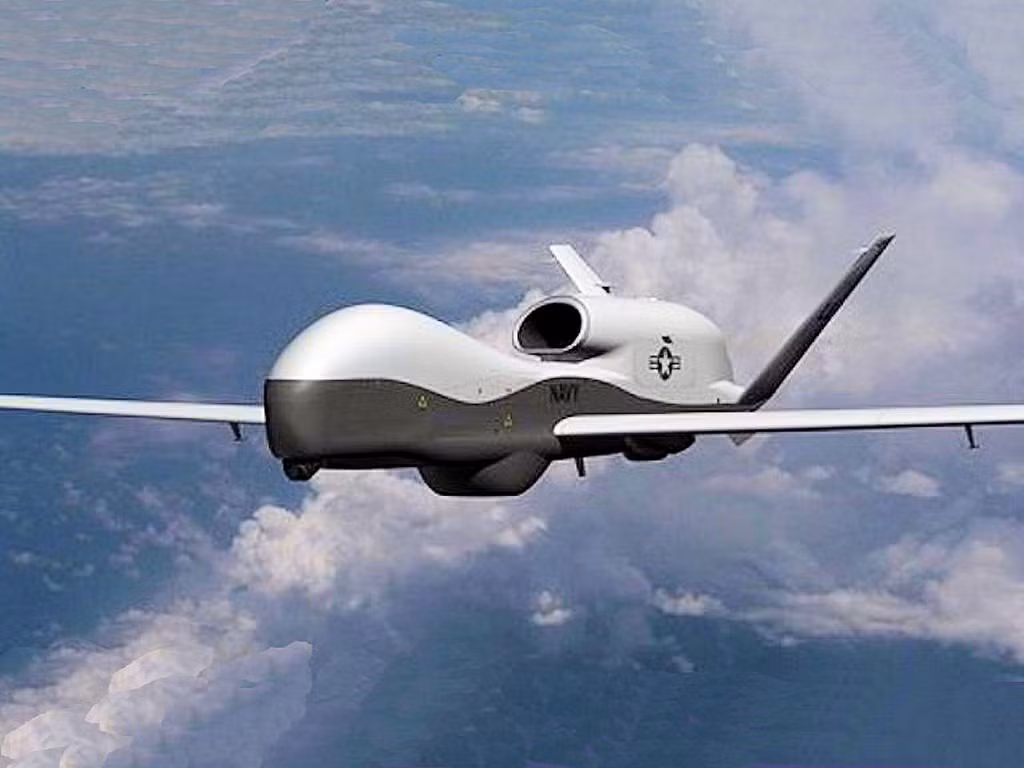 Khả năng trinh sát và những kỷ lục bay mà máy bay trinh sát không người lái (UAV) RQ-4 Global Hawk thiết lập vẫn là một thách thức lớn đối với các quốc gia khác. Quân đội các nước trên thế giới có khá nhiều loại UAV làm nhiệm vụ trinh sát, nhưng không thể so sánh với Global Hawk ở tất cả các chỉ số. Ảnh: Flickr/USAF