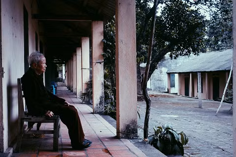 Có những kiếp người đã “trôi dạt” về đây một mình và ra đi trong lặng lẽ cô đơn. Trại phong bây giờ chỉ còn 88 cụ. Không gian rộng lớn ấy dường như có phần trống trải khi lần lượt những bệnh nhân phong qua đời. Lớp những bệnh nhân trẻ hơn cũng không còn “nhập trại” nữa. Do vậy, các cụ tại đây hầu hết đều ở tuổi xưa nay hiếm. Với họ, trại phong đã trở thành quê hương máu mủ, bởi đến quá nửa đời họ đã gắn bó với nơi đây.