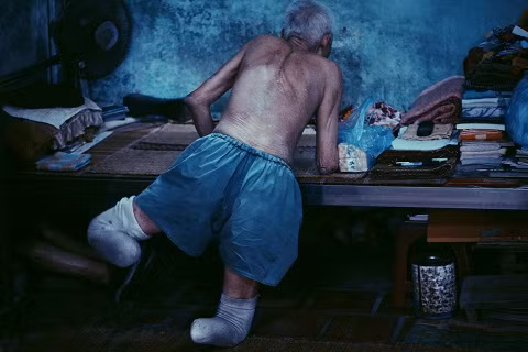Ông Nguyễn Xuân Phước (83 tuổi) bị cụt cả hai chân. Ông kể: “Trước đây, khi chưa có đôi chân giả, mỗi lần đi lại tôi phải dùng hai tay lết từ chỗ này qua chỗ khác, có lúc ngã dúi đầu về phía trước, giập trán đổ máu”.