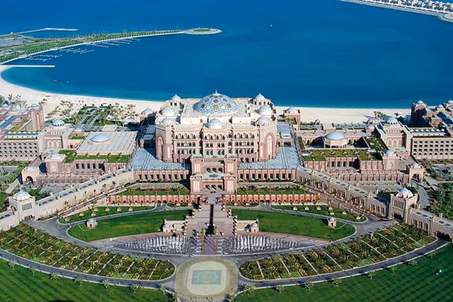 Khu nghỉ dưỡng Emirate Palace, Abu Dhabi, Các tiểu vương quốc Ả Rập thống nhất: Khu nghỉ dưỡng 5 sao này là khách sạn đắt giá thứ 2 thế giới, với chi phí xây dựng là 3 tỷ USD. Công trình này có 114 mái vòm cao 80 m. Ảnh: Atlasconcorde.