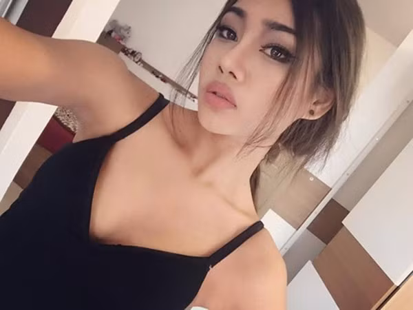 Được coi như bản sao của hot girl môi dày Lily Maymac, Naika Nayika sở hữu khuôn mặt sắc sảo, đôi môi gợi cảm và thân hình bốc lửa. Không chỉ gây chú ý vì vòng eo nhỏ gọn, săn chắc, 9X còn thu hút nhờ tài trang điểm, đặc biệt là khi tự “phù phép” bản thân giống với hình ảnh của nhiều hot girl, người mẫu nổi tiếng thế giới.