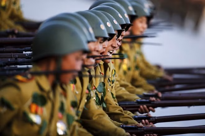 Sau khi ông Kim Jong-il qua đời vào tháng 12/2011, ông Kim Jong-un lên nắm quyền thay cha mình.