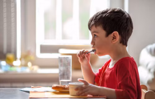 Mới đây, trên một diễn đàn giải trí dành cho giới trẻ có chia sẻ loạt ảnh chụp lại cuốn nhật ký ăn uống của một cậu bé 8 tuổi với dòng status: "Mới 8 tuổi thôi nhưng em đã biết tính toán, ăn uống siêu tiết kiệm nhé cả nhà, có bé nào được như em không?".