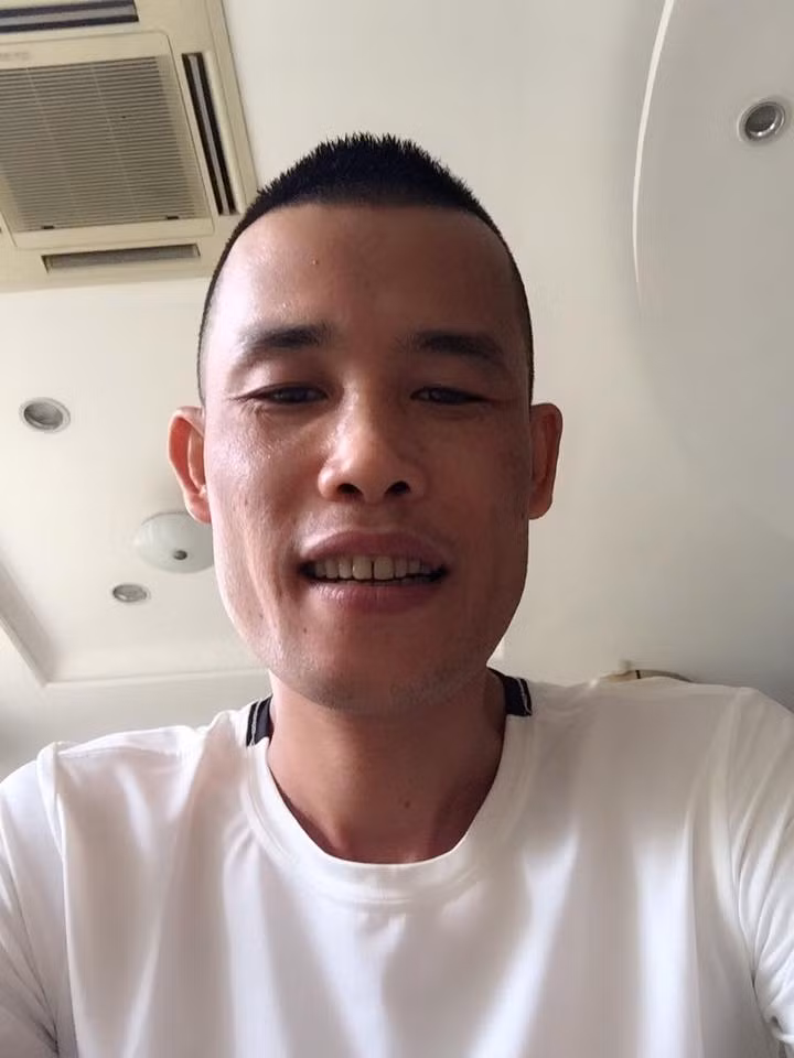 3. Hiệp Gà Hiệp Gà là diễn viên hài nổi tiếng của Việt Nam. Với lối diễn hóm hỉnh, anh vẫn được nhiều người yêu mến. Giữa lúc tên tuổi đang lên “như diều gặp gió”, Hiệp Gà dính vào con đường nghiện ngập. Có thể nói, người vợ đầu tiên đã cùng anh vượt qua những năm tháng sóng gió của cuộc đời. Cô tên Thanh Quý, là một người thợ cắt tóc đoan trang, hiền hậu. Khi Hiệp Gà còn ở trong tù, không ít lần Quý đến thăm chồng.