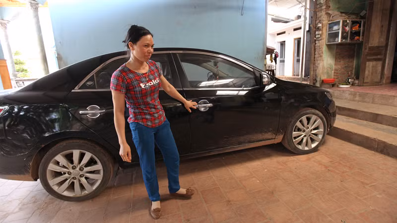 Chiếc ô tô có giá 700 triệu đồng của vợ chồng chị Nhiên cũng được mua từ nghề chăn nuôi ngựa bạch. Có 3 hộ thuộc HTX chăn nuôi ngựa bạch làng Phẩm đã sắm được ô tô. Ngựa bạch hiện nay thường được mua từ tỉnh Cao Bằng và một phần nhập khẩu từ Trung Quốc.