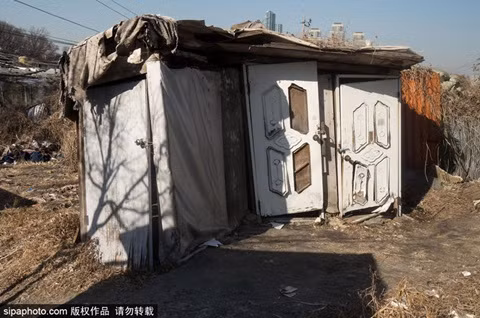 Nằm trong lòng quận Gangnam giàu có giữa Seoul hoa lệ là một khu ổ chuột rách nát và chật chội. Khó ai có thể tưởng tượng chỉ cách một đường cao tốc 6 làn xe là một cuộc sống khác biệt với những tòa nhà của khu Gangnam với nhiều người thượng lưu. Những căn nhà tạm bợ, xiêu vẹo và chật chội là nơi sống của nhiều người nghèo khổ. Khu ổ chuột Guryong có khoảng 2.000 cư dân đang sinh sống. Họ đến đây từ năm 1988 sau khi cơ quan chức năng giải tỏa nhà cửa để lấy đất phục vụ cho quá trình xây dựng các công trình tại Thế vận hội Seoul 1988.
