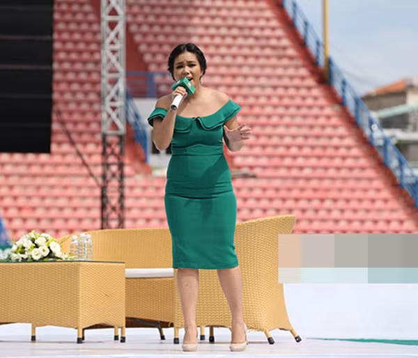 Một cư dân mạng phải thốt lên” Phương Vy đây ư? Không tin vào mắt mình nữa". “Nhìn cô ấy bước trên sân khấu, tôi đã phải mất vài phút mới nhận ra đó là ai. Phương Vy khác hẳn so với trước khi lấy chồng. Nhưng cũng chúc mừng vì cô ấy mới lên chức mẹ chưa lâu” – Một cư dân mạng bình luận.