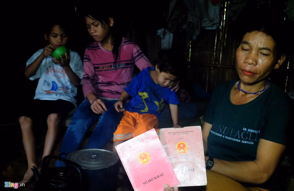 Tương tự gia đình ông Dé, vợ chồng ông Hồ Văn Kích và bà Hồ Thị Yến (ngụ thôn Cát, xã Trà Thanh, huyện Tây Trà) cũng sinh con đông đúc. Cặp vợ chồng này có đến 13 người con, đứa lớn nhất của hai ông bà đã 26 tuổi, bé út 2 tuổi. Ở cách xa trung tâm huyện, tiền không đủ nên mỗi lần sinh nở bà tự đẻ tại nhà. Món ăn bồi dưỡng chỉ có cháo loãng và nước suối đun sôi. Do quá đông con, chính quyền địa phương phải cấp hai cuốn sổ hộ khẩu mới có thể chứa đủ các nhân khẩu trong gia đình bà Yến.