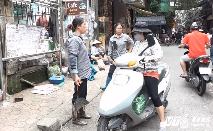 Chợ tạm vỉa hè bị dẹp trong chiến dịch văn minh đô thị, chị Uyên nghĩ ra cách buộc dây vào cá mang đi bán dạo quanh các ngõ nhỏ trên phố Yên Phụ (Ba Đình, Hà Nội). (Ảnh: Tùng Lâm)