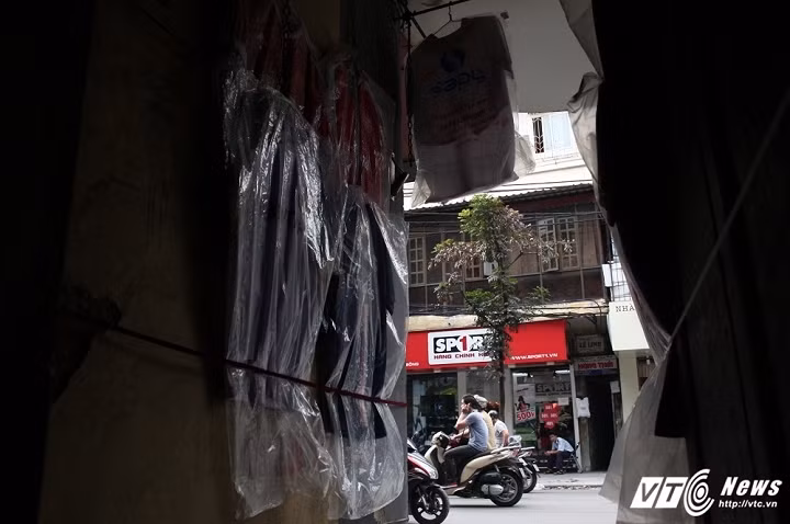 Một cửa hàng quần áo trên phố Hàng Bông (Hoàn Kiếm, Hà Nội) tận dụng những bức tường trong ngõ để treo đồ. (Ảnh: Tùng Lâm)