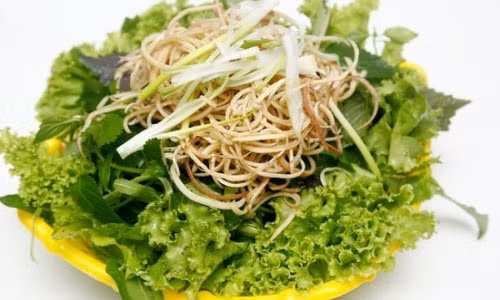 Rau sống rất tốt cho sức khoẻ vì với nhiều loại rau sẽ cung cấp cho cơ thể một lượng vitamin C, A, E, chất khoáng và một số yếu tố vi lượng. Ảnh minh họa.