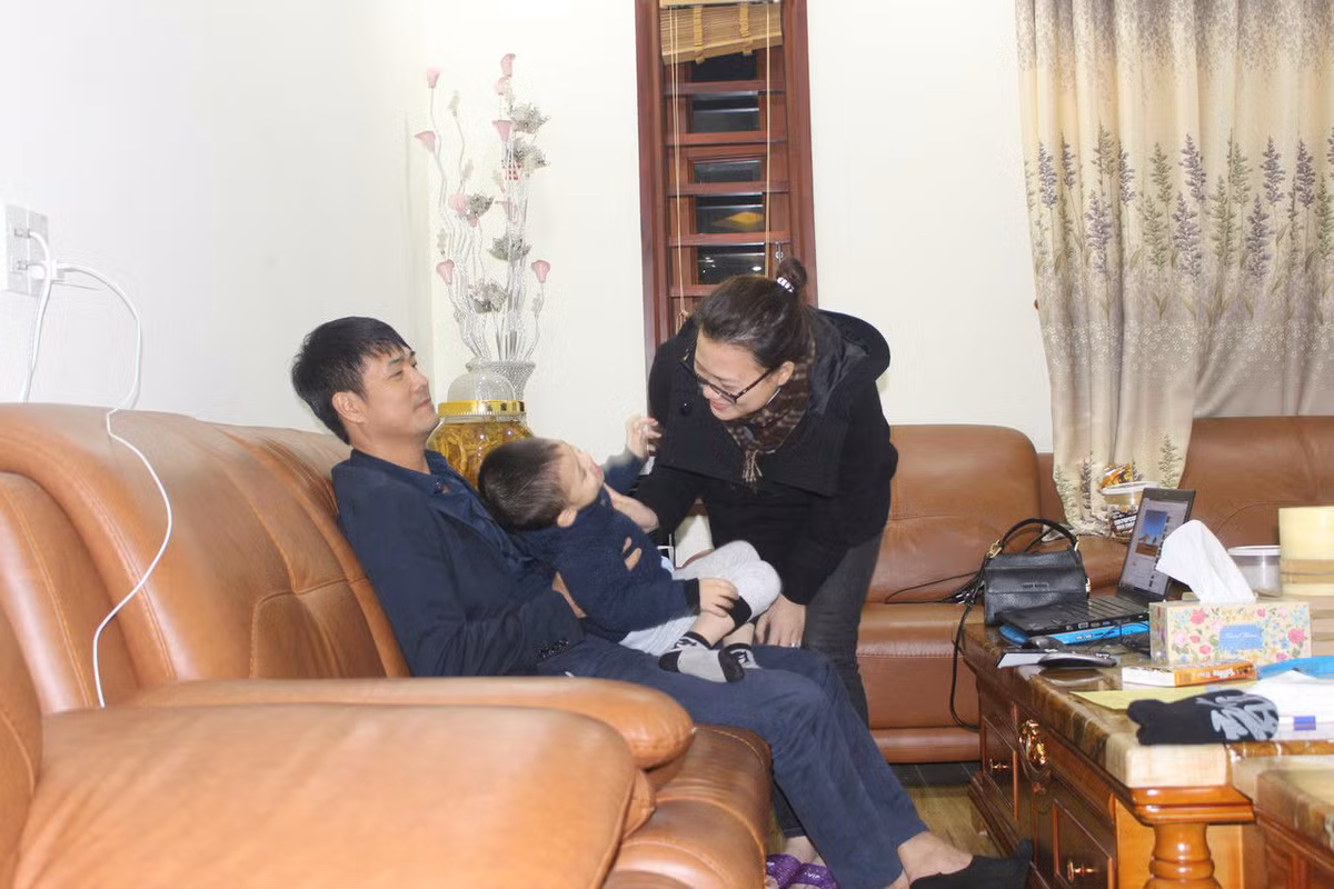 Chị Thủy - vợ của HLV Nguyễn Hữu Thắng hiện đang là một nhân viên ngân hàng, bước qua khoảng thời gian vất vả, giờ đây gia đình anh không còn gặp khó khăn trong chuyện cơm áo gạo tiền mà tập trung lo cho hai con trai.
