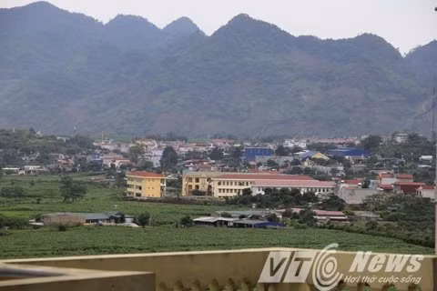 Tòa Keannam Tây Bắc cao chót vót, đứng giữa ngút ngàn đồi chè, đồi mận nên 4 mặt đều có tầm nhìn rất đẹp. Đứng từ đây có thể quan sát gần như toàn bộ thị trấn nông trường Mộc Châu.