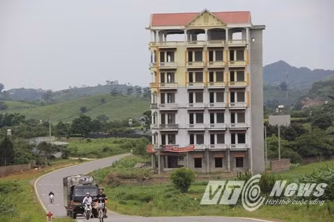 Tòa Keangnam Tây Bắc cao 7 tầng, với hơn 30 phòng. Tòa nhà được Tráng A Tàng (tức Tàng Keangnam), ông trùm ma túy số 1 Tây Bắc xây dựng từ năm 2010, nằm ven quốc lộ 6, ngay đầu thị trấn nông trường Mộc Châu, Sơn La.