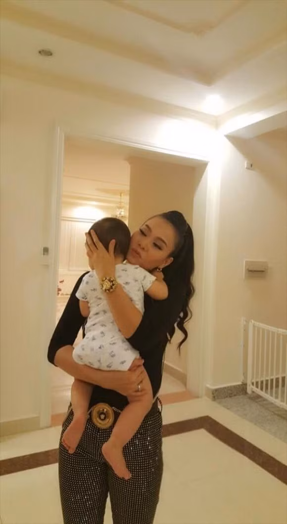 Ngoài lý do Thu Minh giấu kín diện mạo của con, gây ra sự tò mò thì việc cậu bé Gấu đang sống trong một môi trường đầy đủ về mặt vật chất lẫn tinh thần càng là điều mà công chúng quan tâm hơn. Bố của bé Gấu là một doanh nhân thành đạt, giàu có và thế lực trong lĩnh vực bất động sản. Đó là lý do mà Thu Minh cùng chồng có thể dễ dàng bỏ ra số tiền gần 100 tỷ để mua liền hai căn hộ penthouse sang trọng bậc nhất, tọa lạc tại trung tâm Sài Gòn.