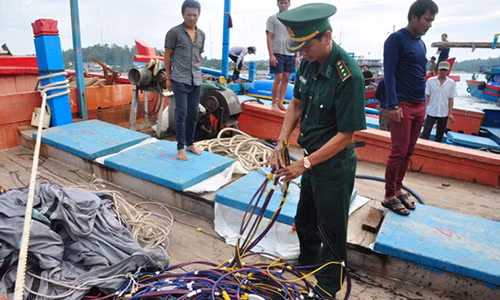 Một tàu cá ngư dân Quảng Ngãi bị tàu Trung Quốc tấn công, phá tài sản trong năm 2015. Ảnh: Tử Trực