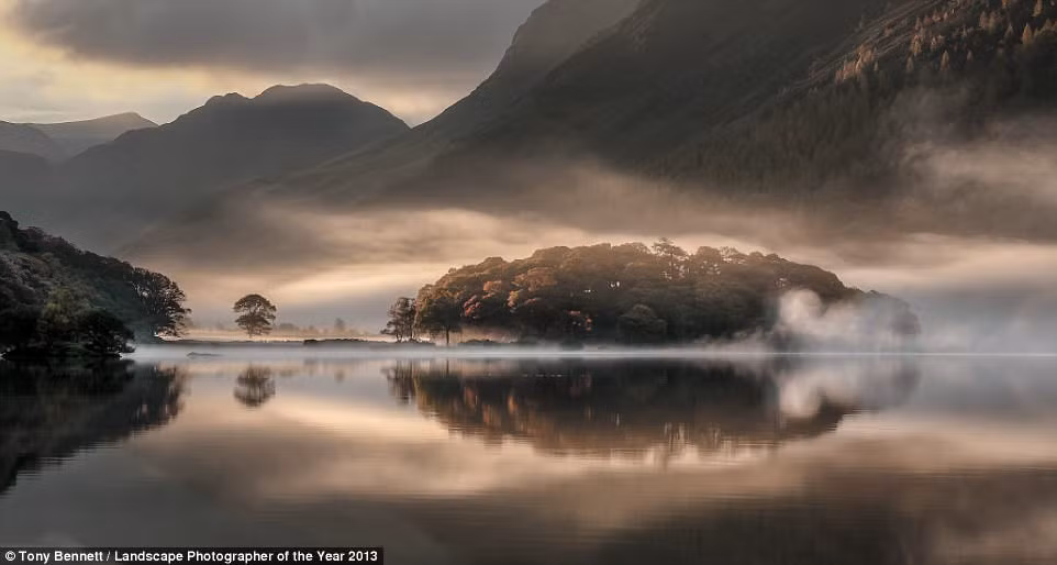 Sương mù và sự phản chiếu là tên bức ảnh chụp hồ Crummock Water ở Cumbria. Bức ảnh giúp chủ nhân của nó, Tony Bennett, giành giải thưởng vào năm 2013.