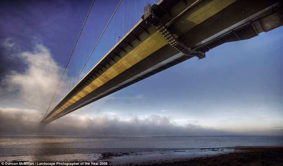 Duncan McMillan chụp cây cầu Humber nổi tiếng ở phía đông Yorkshire như đi xuyên qua mây. Bức ảnh đoạt giải năm 2008.