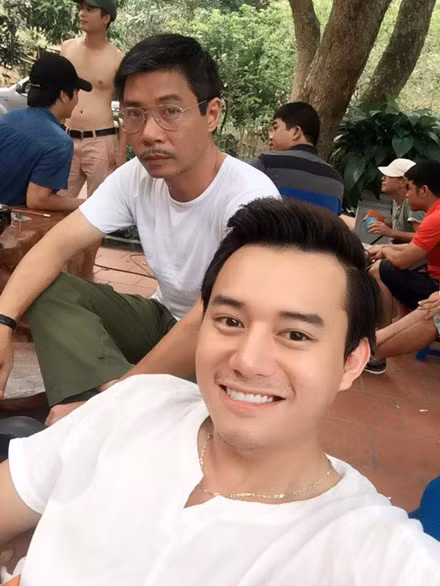 Công Lý vào vai bố vợ của nhân vật Thanh. 'Bố vợ' và 'con rể' tranh thủ chụp lại những khoảnh khắc hậu trường. Ảnh: FBNV