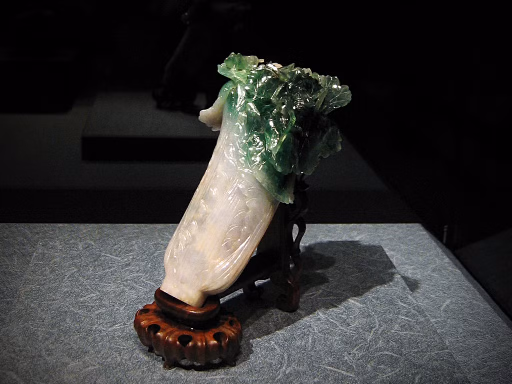 Một trong những hiện vật thu hút sự chú ý của du khách là khối ngọc bích được tạc thành hình cây cải thảo (hay còn gọi là bắp cải Trung Quốc). Màu sắc và hình dạng tự nhiên của khối ngọc đã được nghệ nhân khéo léo tận dụng để tạo hình. Đây là biểu tượng cho đức hạnh của người phụ nữ hoặc cho sự giàu có, may mắn. Ảnh: Lds.
