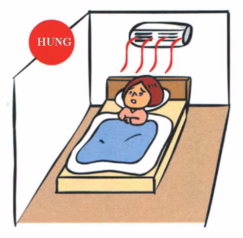 12. Lắp điều hòa nhiệt độ ngay trên đầu giường Nếu điều hòa nhiệt độ được lắp ngay trên đầu giường, không khí lạnh sẽ thổi trực tiếp về phía cơ thể bạn. Đặc biệt là khi bạn đang ngủ, lỗ chân lông có xu hướng hơi mở ra nên nếu bị khí lạnh điều hòa chiếu thẳng vào, bạn rất dễ bị các bệnh như cảm lạnh, cứng cơ và đau đầu.