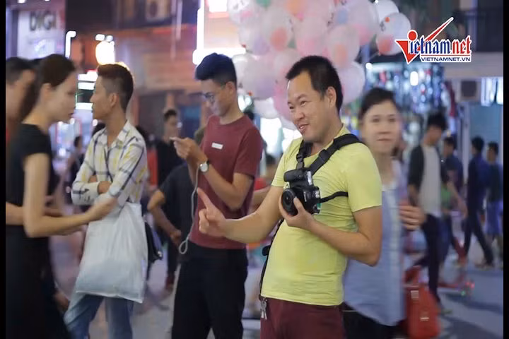 "Nhìn ngón tay anh rồi cười nhé".