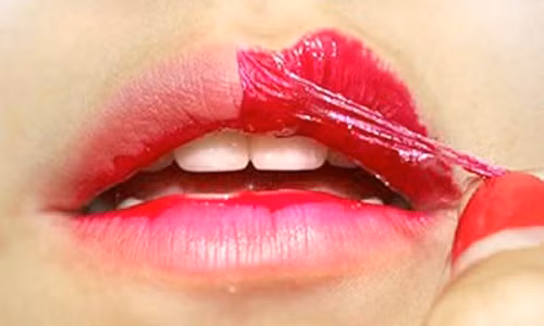 Cảnh báo mối nguy hại của miếng dán xăm môi Canh bao moi nguy hai cua mieng dan xam moi