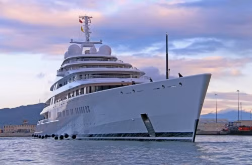 2. Azzam – 600 triệu USD Siêu du thuyền Azzam có chiều dài đáng kinh ngạc lên tới gần 180m - dài hơn so với một số tàu du lịch thương mại và thậm chí lớn hơn cả tàu khu trục của Hải quân Mỹ. Du thuyền này thuộc sở hữu của Sheikh Khalifa bin Zayed al-Nahyan, Tổng thống của Các Tiểu Vương quốc Ả Rập Thống nhất (UAE). Azzam được đóng bởi hãng đóng tàu Đức Lürssen. Hãng này đã mất 4 năm để hoàn thành du thuyền khổng lồ, được đồn là có tới 50 phòng riêng này.