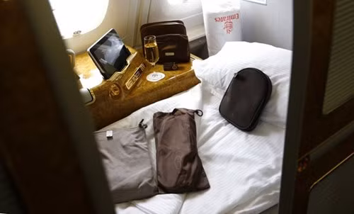3. Emirates: Khoang hạng nhất trên máy bay của Emirates đem lại cho bạn phòng ngủ và phòng tắm riêng. Chi chí cho một chuyến bay 18 tiếng từ Abu Dhabi tới New York vào khoảng 9.000 USD (200 triệu đồng) một chiều.