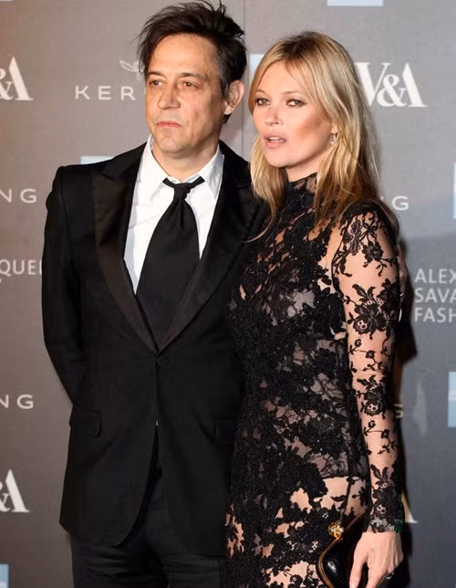 Kate Moss và Jamie Hince: Vẫn bên nhau hay bên bờ vực ly hôn? Báo chí tốn khá nhiều giấy mực suốt mùa hè vừa rồi để nói về đôi này. Jamie Hince bị bắt gặp tay trong tay với nữ người mẫu, trong khi đó Kate Moss vẫn tươi cười đi dạo trên phố London. Như mọi khi, siêu mẫu luôn giữ kín cuộc sống riêng tư.