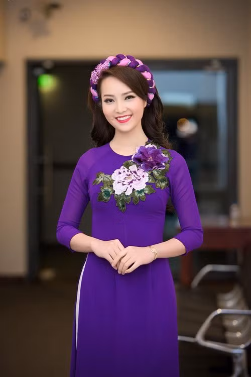 Tối qua, Á hậu Thụy Vân đảm nhận vai trò người dẫn chương trình của show 'Xuân phát tài' diễn ra tại Trung tâm Hội nghị Quốc gia Hà Nội.