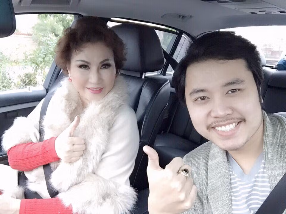 Sau khi bị "người yêu" Yvonne Thúy Hoàng từ chối lời cầu hôn, Vũ Hoàng Việt bất ngờ đăng tải hình ảnh anh sánh bước cùng Yvonne Thúy Hoàng sau chuyến bay dài đến Mỹ thăm người yêu. Anh còn chia sẻ những khoảnh khắc cả hai tay trong tay dạo chơi khắp phố phường vào những ngày cận Tết. Người mẫu hào hứng "Hôm nay tung tăng cùng Yvonne, thấy Cưng của mình thật dễ thương, dù đã yêu Yvonne hơn 3 năm mà mình vẫn thấy Yvonne thật đẹp". Dù nhận không ít "gạch đá" từ cư dân mạng với mối tình chênh lệch tuổi tác nhưng Vũ Hoàng Việt cũng khiến nhiều người ghen tị khi dành những tình cảm chân thành cho người yêu.