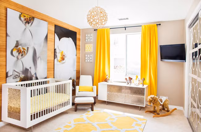 Bên cạnh bức tường màu be, thiết kế này sử dụng gỗ phủ kín một bức tường tạo cảm giác cổ điển cho căn phòng. Nhưng để lấy lại nét tươi trẻ, những chi tiết màu vàng được thêm vào giúp không gian được cân bằng.