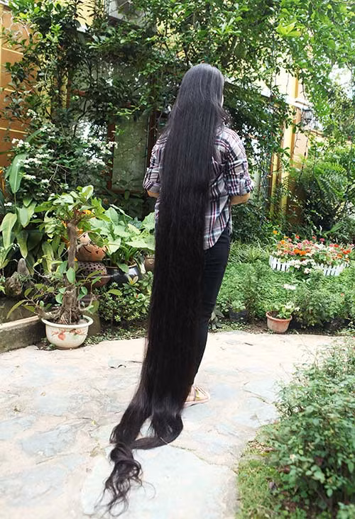 Do tính chất công việc nên hàng ngày mái tóc của chị được búi nên cao, ít khi thả ra để mọi người chiêm ngưỡng, chị cho biết: “Đã gần 20 năm nay tôi không cắt tóc, thỉnh thoảng chỉ tỉa phần ngọn cho đỡ dài ra”.