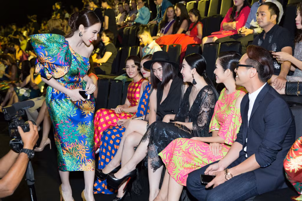 "Đả nữ màn ảnh Việt" đã tỏ ra bức xúc trước thái độ thiếu chuyên nghiệp của các nghệ sĩ trẻ. Gần một tuần sau, Angela Phương Trinh gặp lại đàn chị ở show của Đỗ Mạnh Cường và chào hỏi nhưng hành động của cô bị đánh giá hời hợt, thiếu chân thành. Ảnh: Hải Nguyễn.