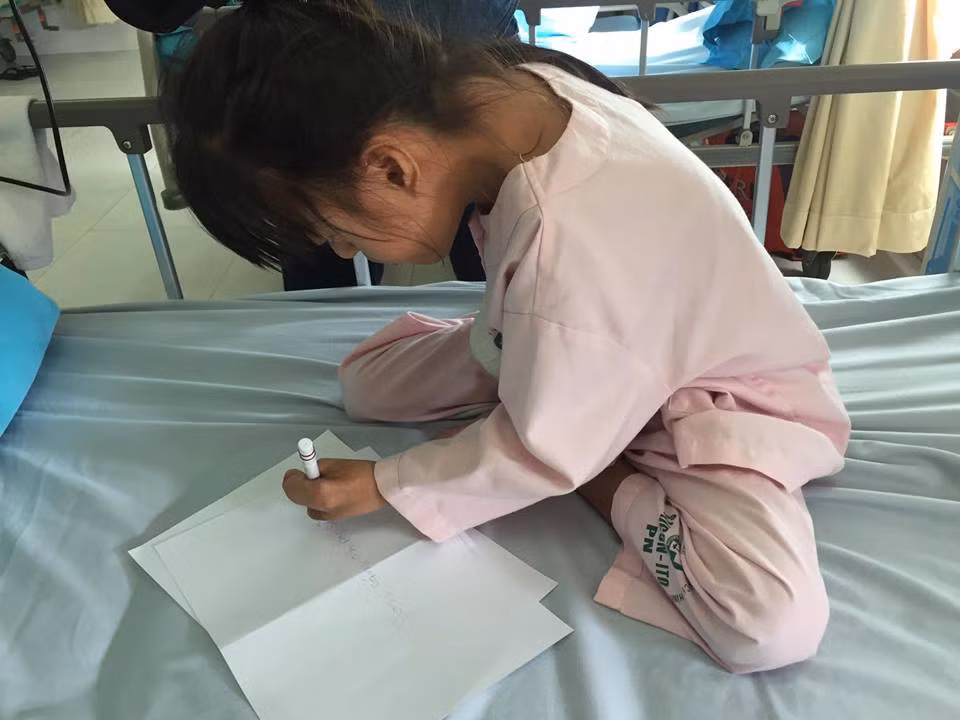 Nghị lực phi thường của cô bé không có ngón tay - Hình 3 Nghi luc phi thuong cua co be khong co ngon tay-Hinh-3