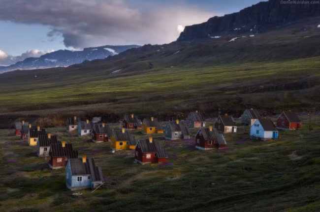 Phần lớn dân ở Greenland là người Eskimo. Họ sinh sống trong những ngôi nhà nhỏ trên thảo nguyên rộng lớn.