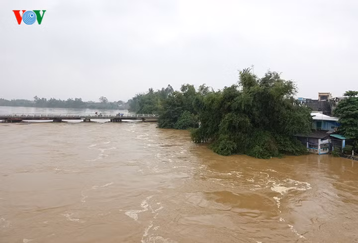 Nước lũ đã cô lập nhiều khu dân cư ven sông.